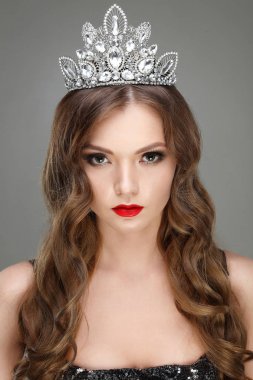 Güzel gelin portresi. Gelinlik. Düğün dekorasyon. Gri arka planı