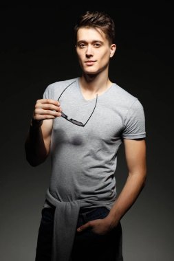 Moda stil seksi genç adam. Erkek model. 