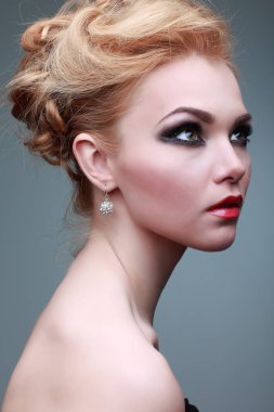 gri arka plan üzerinde seksi whiteheaded genç kadın portre portre