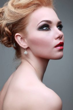 gri arka plan üzerinde seksi whiteheaded genç kadın portre portre