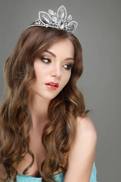 Güzel gelin portresi. Gelinlik. Düğün dekorasyon. Gri arka planı