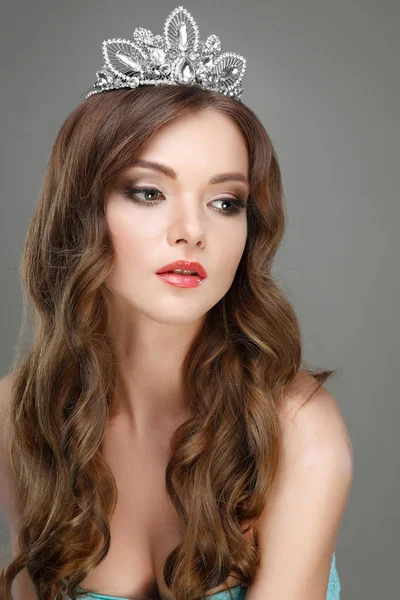 Güzel gelin portresi. Gelinlik. Düğün dekorasyon. Gri arka planı