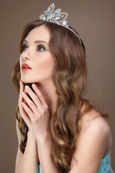 Güzel gelin portresi. Gelinlik. Düğün dekorasyon. Gri arka planı