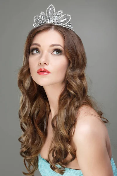 Güzel gelin portresi. Gelinlik. Düğün dekorasyon. Gri arka planı