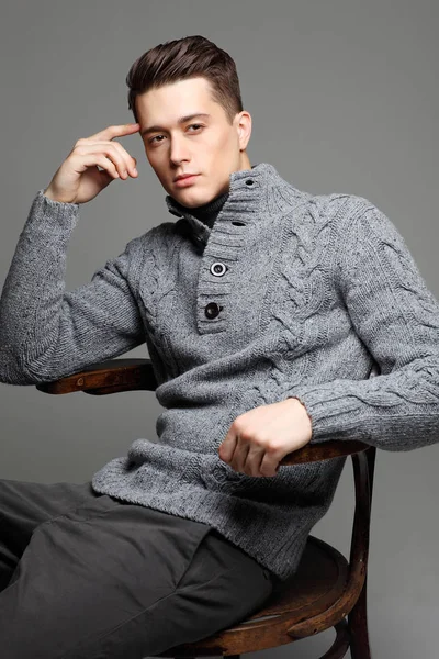 Sexy Junger Mann Warmem Strickpulli Vor Grauem Hintergrund Männliches Modell — Stockfoto