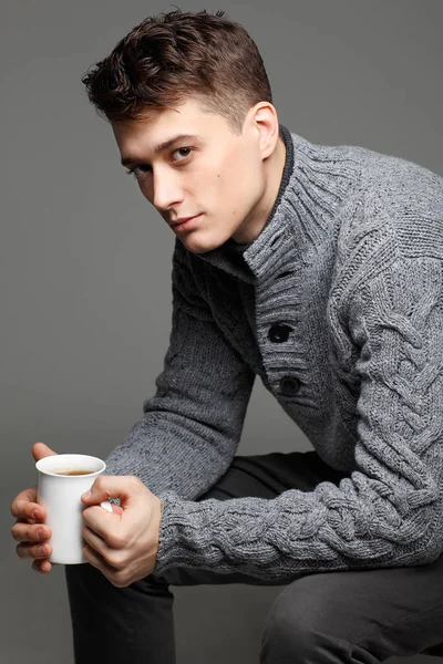 Szexi Fiatal Férfi Meleg Kötött Sweateron Egy Csésze Tea Kezében — Stock Fotó