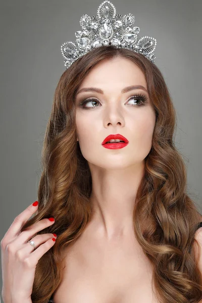 Güzel gelin portresi. Gelinlik. Düğün dekorasyon. Gri arka planı