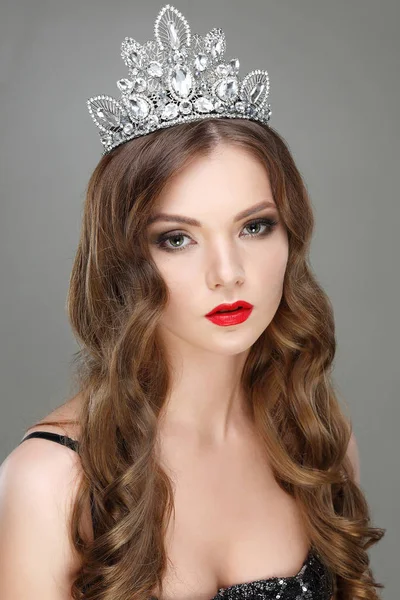 Güzel gelin portresi. Gelinlik. Düğün dekorasyon. Gri arka planı