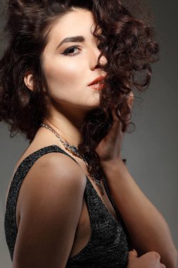 bir ışık - gri arka plan üzerinde güzel yeşil gözlü seksi genç kadın portresi portre