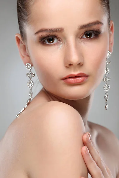 Close Portrait Beautiful Girl Earrings Wedding Decorations — Stock Photo, Image