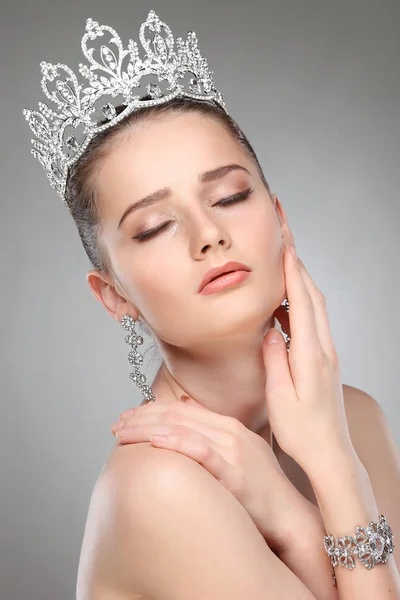 Modeporträt Einer Schönen Frau Mit Diadem — Stockfoto