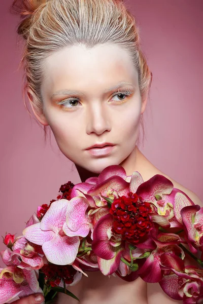 Gyönyörű Lány Elszigetelt Egy Rózsaszín Háttér Varicoloured Virágok Érzelmek Kozmetikumok — Stock Fotó