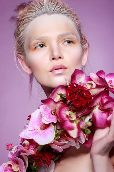 Menina Bonita Isolado Fundo Rosa Com Flores Variadas Emoções Cosméticos — Fotografia de Stock