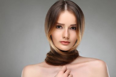 güzel bir kız bir ışık - izole gri arka plan, duygular, kozmetik,