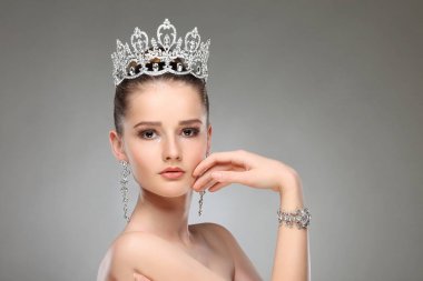 gri studio arka plan üzerinde poz baş tacı ile güzel kız