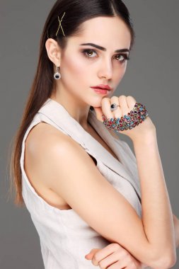  Moda kız portre şık aksesuarlar ile