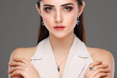  Moda aksesuarları ile genç esmer kadın portresi