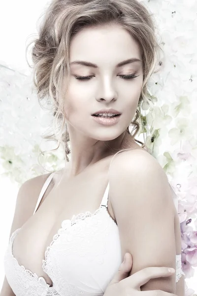 Krásný Sexuální Blondýna Prádlo Izolované Bílém Pozadí Křídly Květina — Stock fotografie