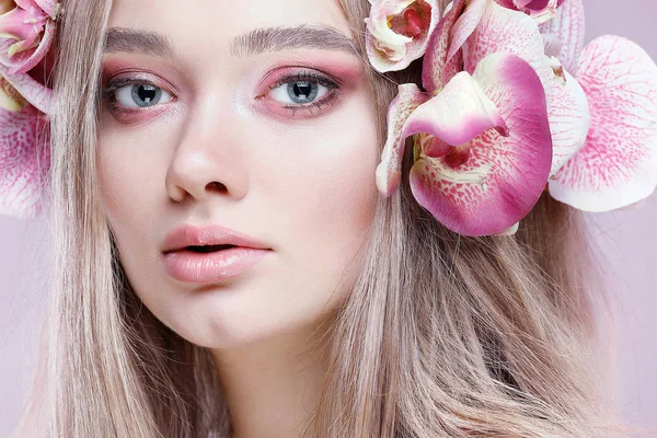 Menina Bonita Isolada Uma Luz Fundo Violeta Com Flores Variadas — Fotografia de Stock