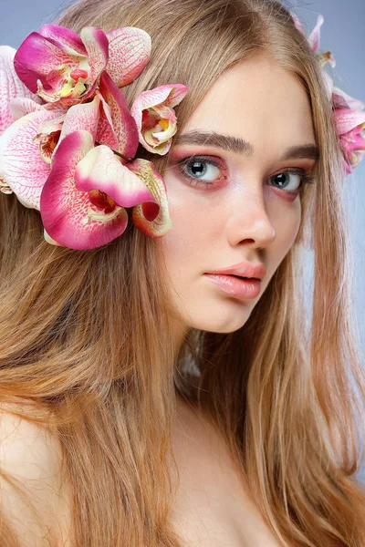 Mooi Meisje Geïsoleerd Een Licht Violette Achtergrond Met Gekleurde Bloemen — Stockfoto