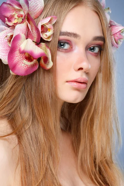 Schönes Mädchen Isoliert Auf Einem Hell Violetten Hintergrund Mit Bunten — Stockfoto