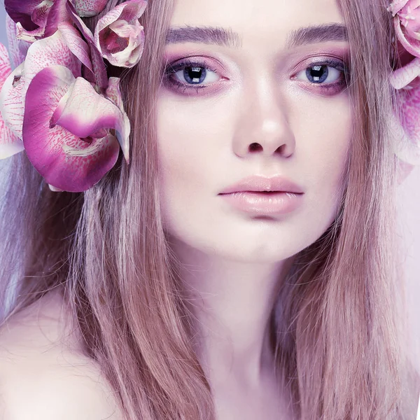 Mooi Meisje Geïsoleerd Een Licht Violette Achtergrond Met Gekleurde Bloemen — Stockfoto