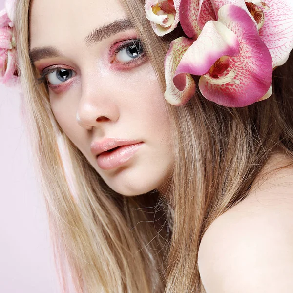 Close Retrato Menina Bonita Com Flores Cor Rosa Cabelos — Fotografia de Stock