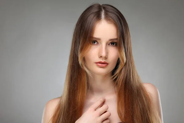 Bella Ragazza Isolata Uno Sfondo Grigio Chiaro Emozioni Cosmetici — Foto Stock