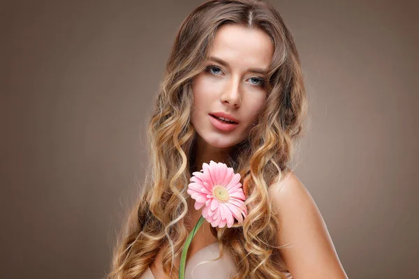 Menina Bonita Isolado Uma Luz Fundo Cinza Com Flores Variadas — Fotografia de Stock