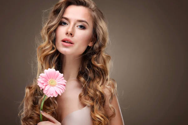 Hermosa Chica Aislada Sobre Fondo Gris Claro Con Flores Varicolores —  Fotos de Stock