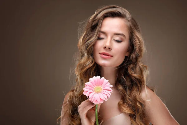 Güzel Kız Izole Bir Işık Tüyleri Duygular Kozmetik Varicoloured Çiçekli — Stok fotoğraf