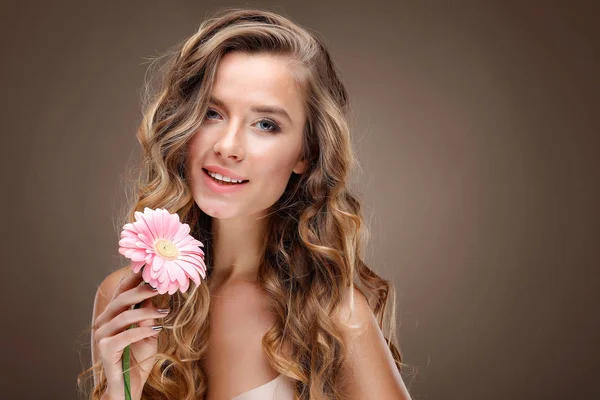 Schönes Mädchen Isoliert Auf Einem Hellgrauen Hintergrund Mit Bunten Blumen — Stockfoto
