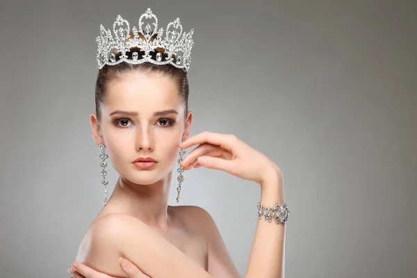 Hermosa Chica Con Corona Cabeza Posando Sobre Fondo Gris Estudio —  Fotos de Stock