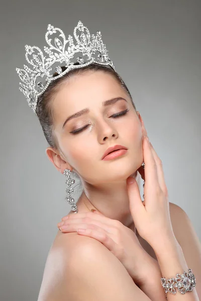 Bella Ragazza Con Corona Sulla Testa Posa Sfondo Grigio Studio — Foto Stock