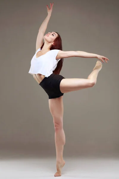 Bela Dançarina Balé Dançarina Estilo Moderno Posando Fundo Estúdio Contemporâneo — Fotografia de Stock