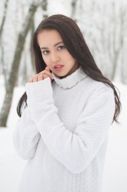 Güneş ayaz sahne altında