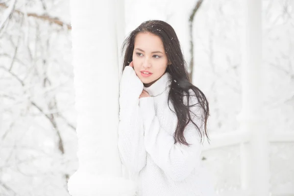 Retrato de una guapa morena vestida con suéter blanco cálido —  Fotos de Stock