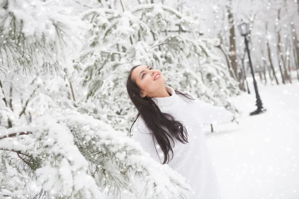Retrato ao ar livre de bonito menina camisola quente branco — Fotografia de Stock