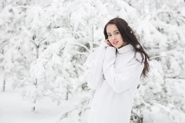 Portrait de jolie brune portant un pull blanc chaud — Photo