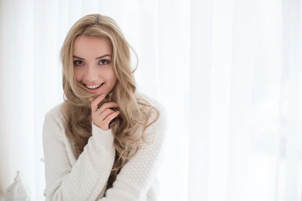 Портрет красивої блондинки в пуловері — стокове фото