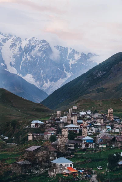 Wunderschönes kleines Dorf in Georgien — Stockfoto