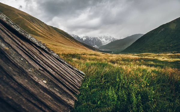 Tidak ada badai yang dapat menghentikan tim kami untuk melihat pemandangan yang paling indah di Svaneti — Stok Foto