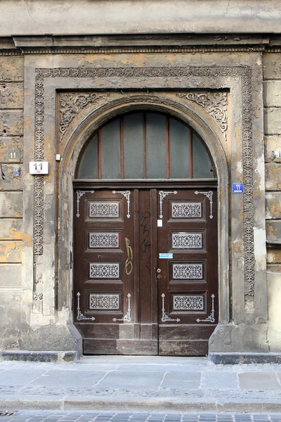 Altes historisches Tor mit Holztür und künstlerischem Dekor. Breslau, Polen — Stockfoto