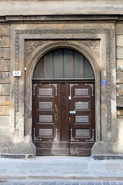 Old historical gate with wooden door and artistic decor. Wroclaw, Poland — Stock Photo, Image