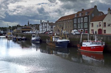 Tekneler ve evleri Eyemouth, İskoçya, Birleşik Krallık'da eski balıkçı kasabası. 07.08.2015