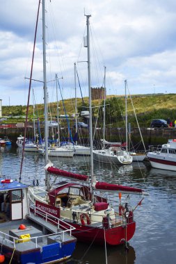 Tekneler ve evleri Eyemouth, İskoçya, Birleşik Krallık'da eski balıkçı kasabası. 07.08.2015