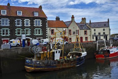 Tekneler ve evleri Eyemouth, İskoçya, Birleşik Krallık'da eski balıkçı kasabası. 07.08.2015