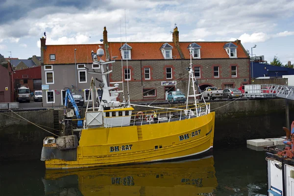 Lodě a domy v Eyemouth, staré rybářské město ve Skotsku, Velká Británie. 07.08.2015 — Stock fotografie