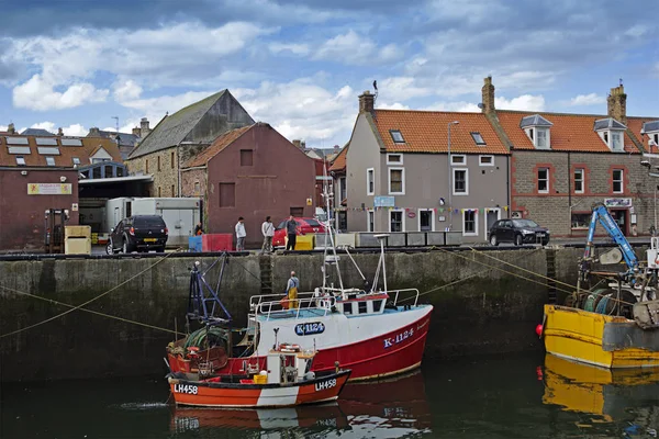 Lodě a domy v Eyemouth, staré rybářské město ve Skotsku, Velká Británie. 07.08.2015 — Stock fotografie