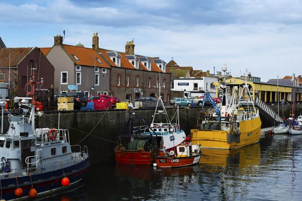 Barcos e casas em Eyemouth, antiga cidade piscatória na Escócia, Reino Unido. 07.08.2015 — Fotografia de Stock